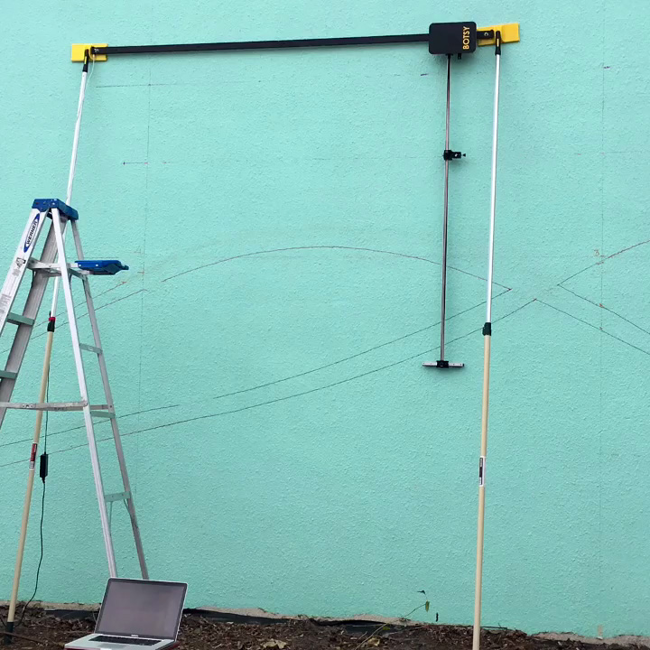 The drawing robot Botsy transfers the upscaled wall lettering onto the exterior wall.